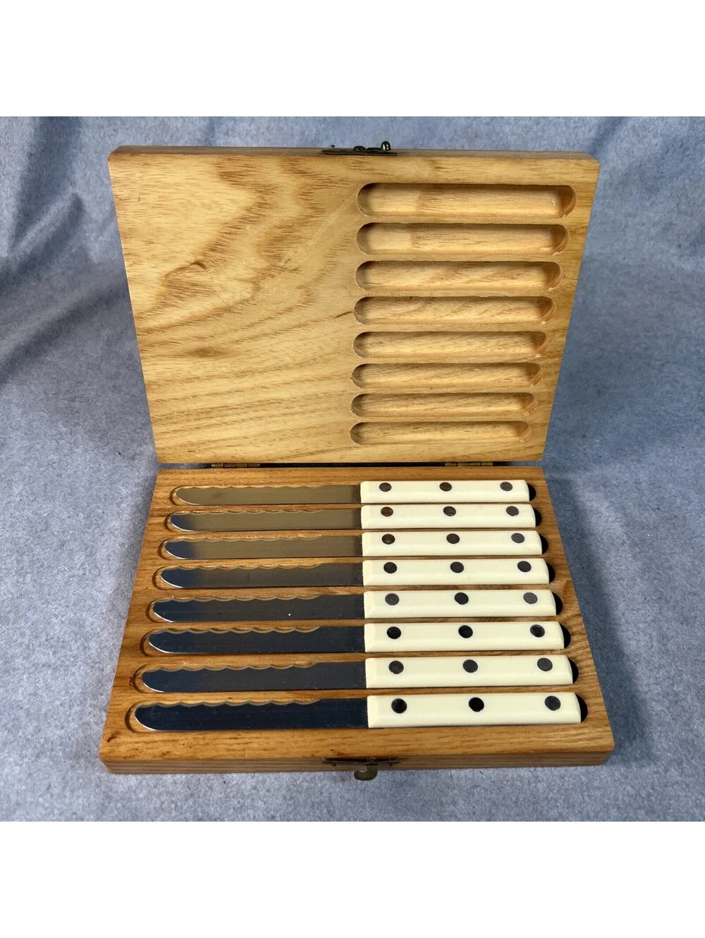 1950’s Original Simmons Bakelite Steak Knife Set Of 8 & Wood Case